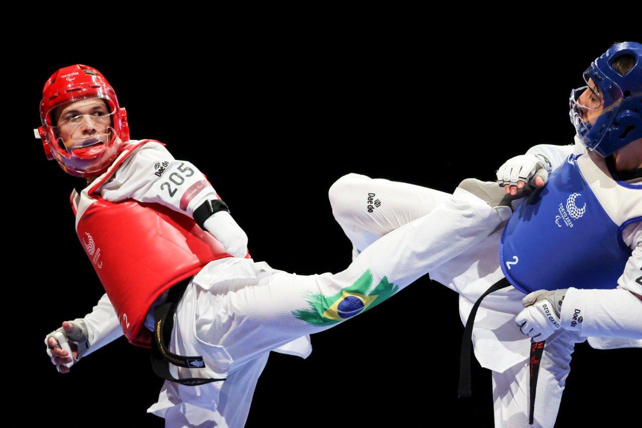 Nathan Torquato em ação no taekwondo