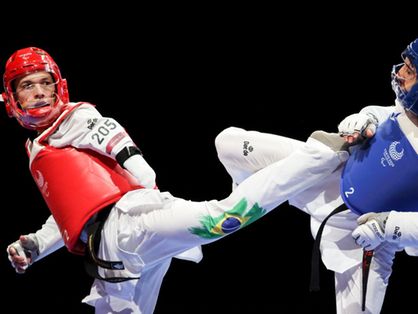 Nathan Torquato em ação no taekwondo