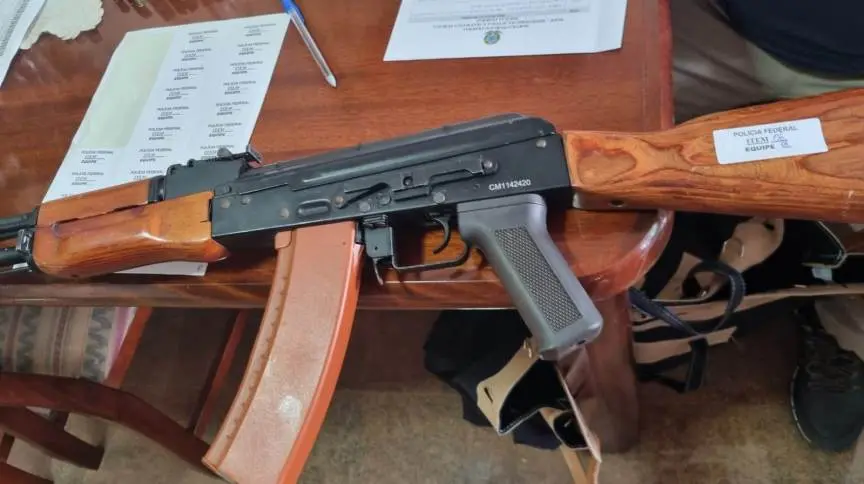 Uma arma sobre a mesa da PF