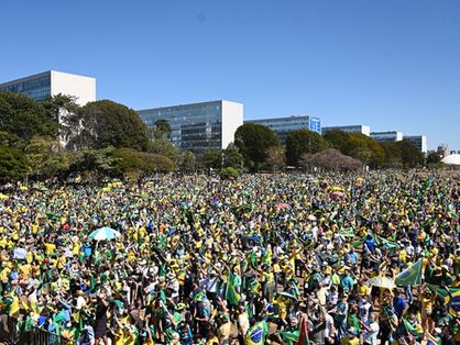 multidão em protesto em Brasília