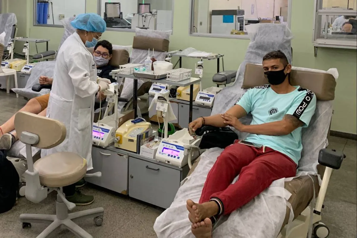 Segundo Nágela Lima, coordenadora da captação de doadores do Hemoce em Fortaleza, medidas de segurança são adotadas em todas as unidade, com distanciamento, afastamento das cadeiras, uso de máscara, álcool em gel e agendamento