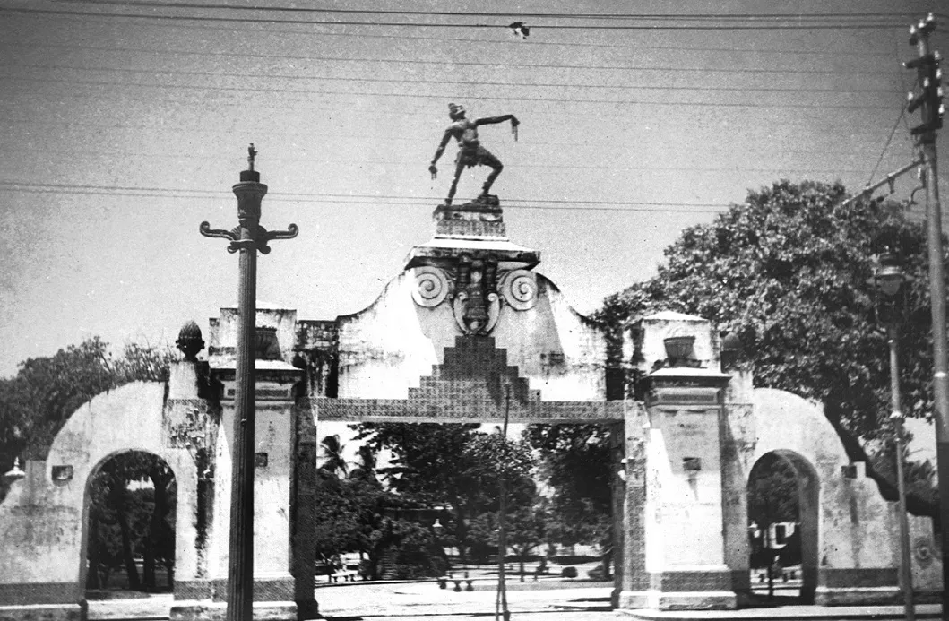 Em 1922, centenário da Independência, a entrada do Parque ganhou a estátua de um índio quebrando grilhões.