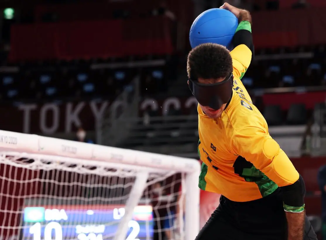 Atleta de Goalball do Brasil realiza um arremesso