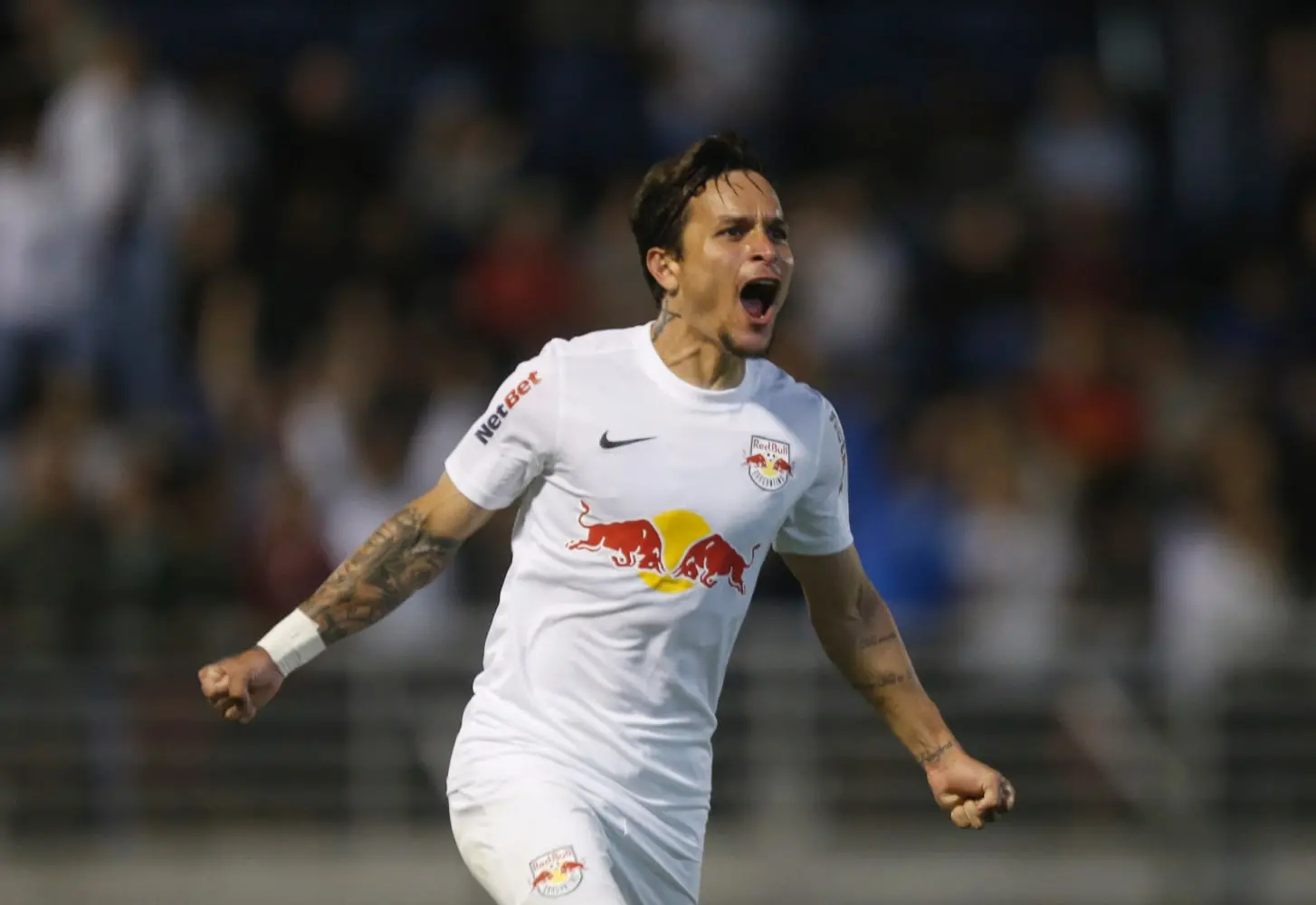 Artur Victor comemora gol pelo Bragantino