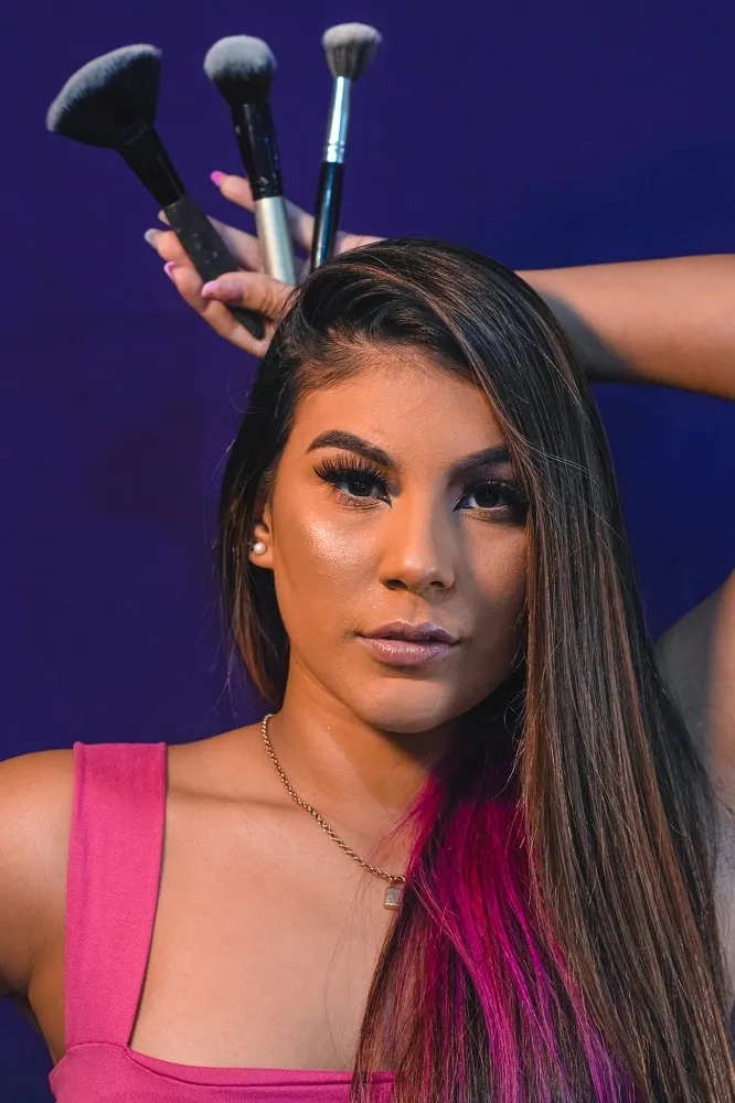 No processo de automaquiagem, Valeska Emilly aconselha higienizar os pincéis semanalmente ou, no máximo, de 15 em 15 dias
