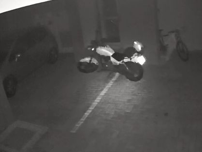 Imagem de câmera de segurança mostrando moto andando sozinha