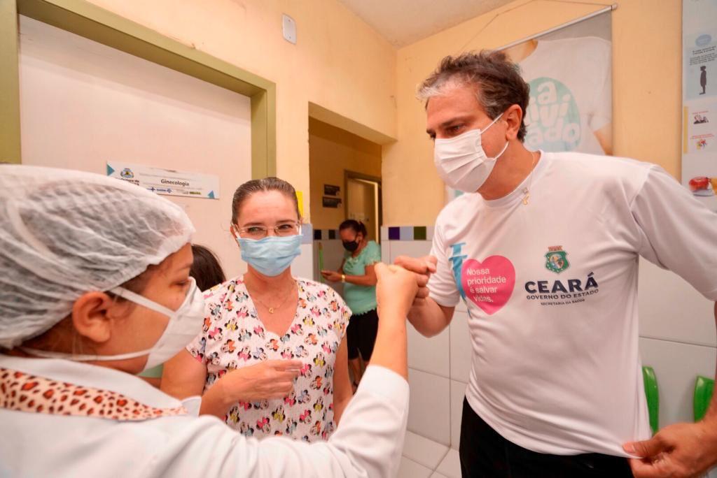 Camilo cumprimenta profissionais de saúde