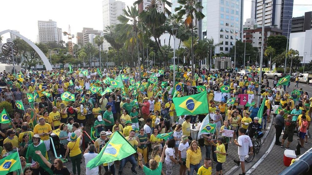manifestantes a favor de bolsonaro na praça portugal, em fortaleza