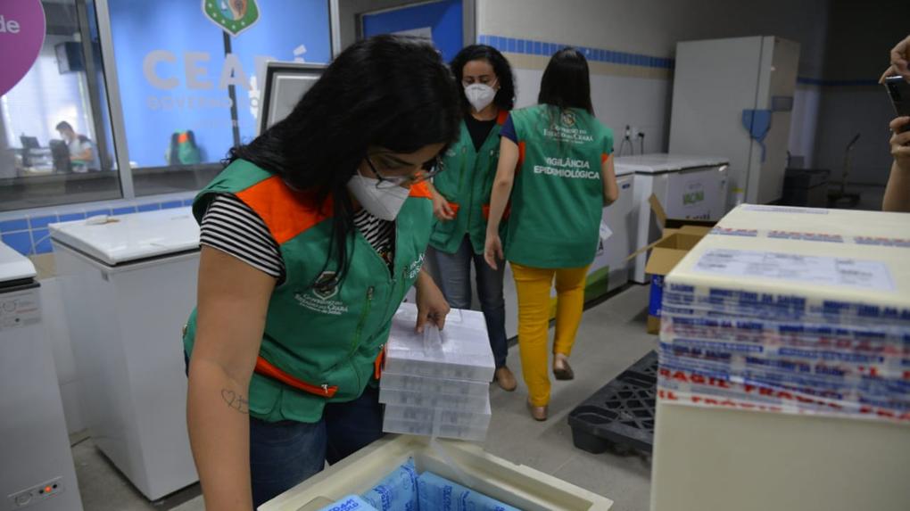 Funcionários da Sesa recebendo vacinas da pfizer em Fortaleza