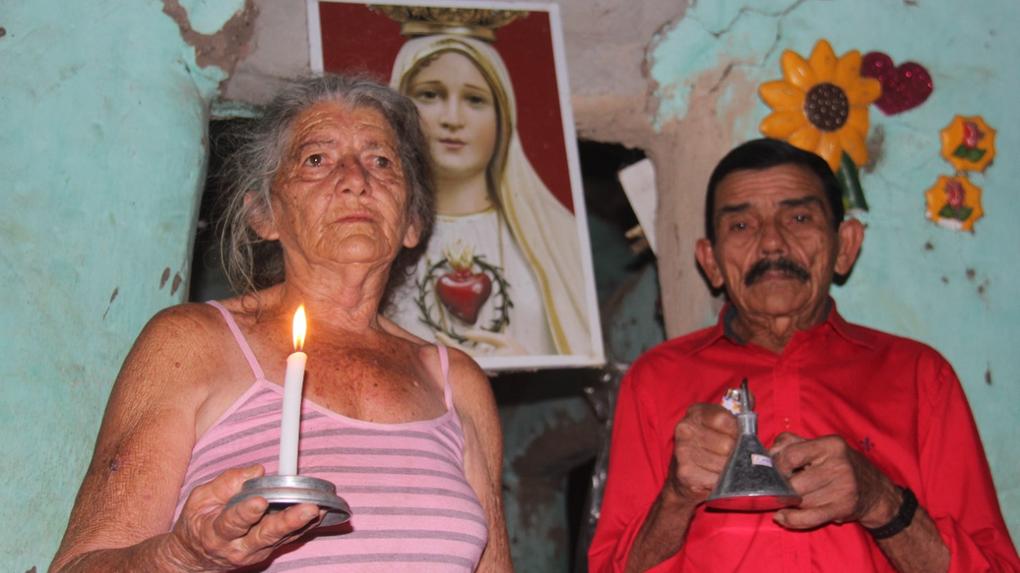 Na localidade de Tanque, zona rural de Iguatu, o agricultor Antônio Antunes vive com a mulher em uma casa de taipa e mantém o lampião e a lamparina para iluminar a moradia quando o sol se põe