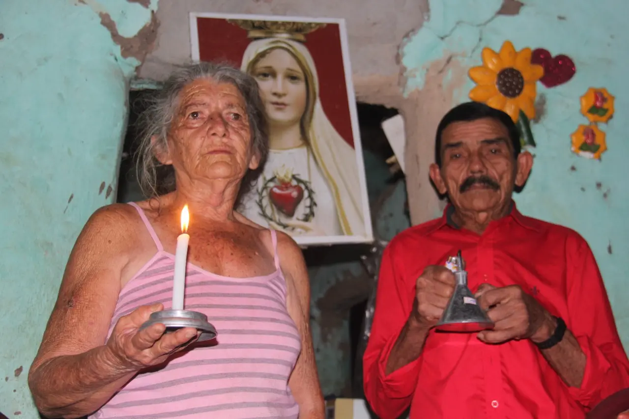 Na localidade de Tanque, zona rural de Iguatu, o agricultor Antônio Antunes vive com a mulher em uma casa de taipa e mantém o lampião e a lamparina para iluminar a moradia quando o sol se põe