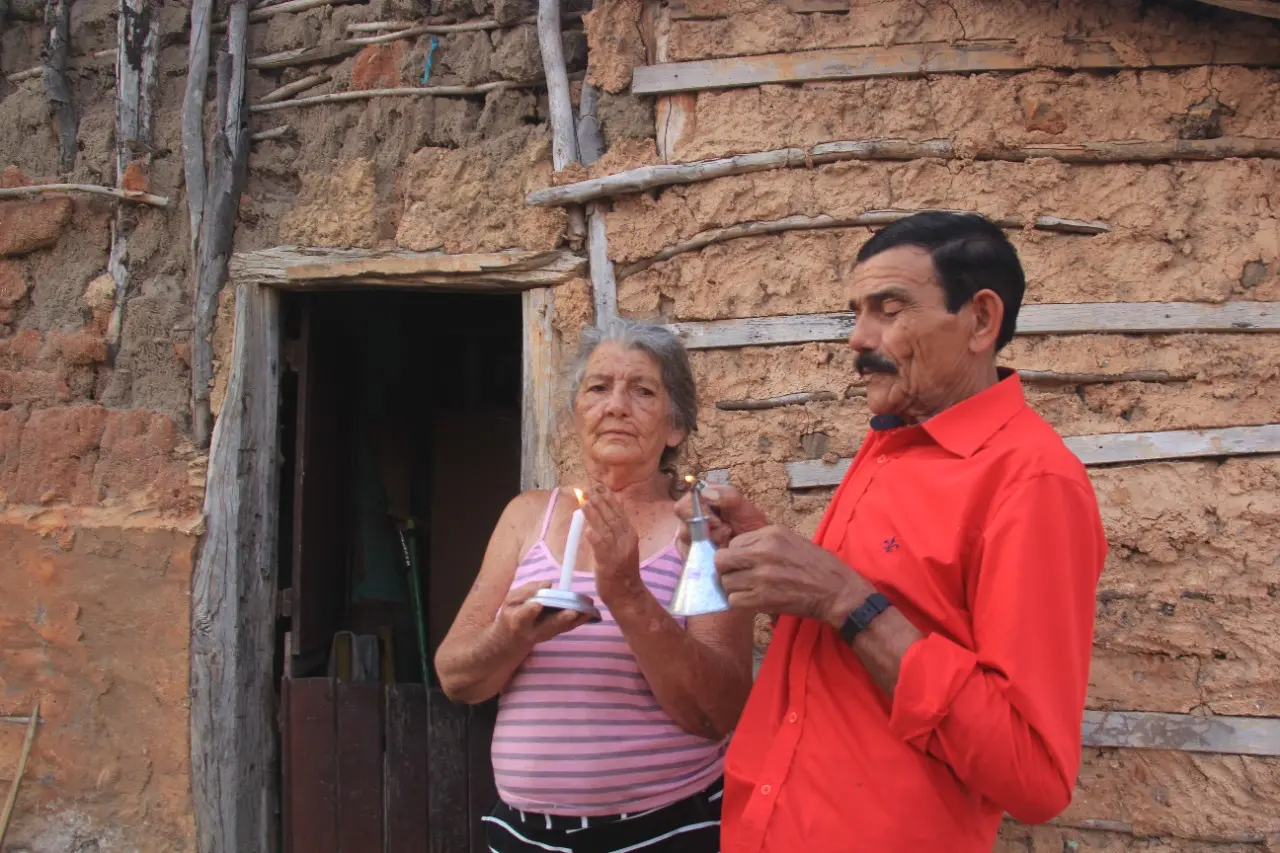 A energia elétrica está universalizada no Ceará desde 2015. Mas, no sertão cearense, nem todas as famílias contam com o conforto