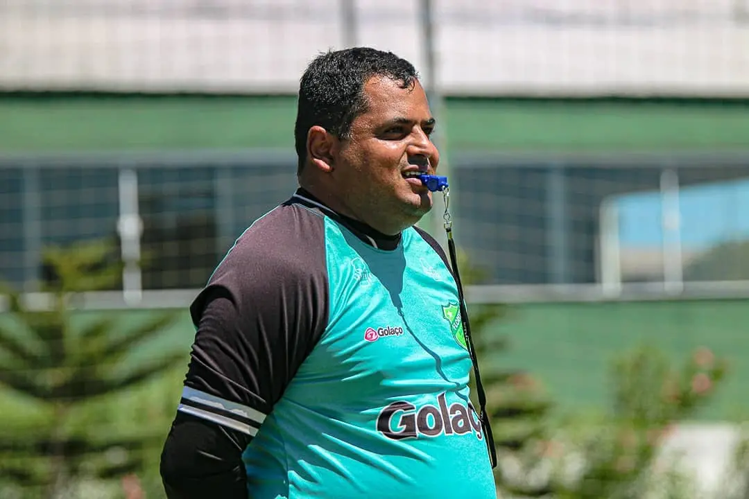 Imagem da notícia Floresta renova contrato com técnico Leston Júnior para 2027