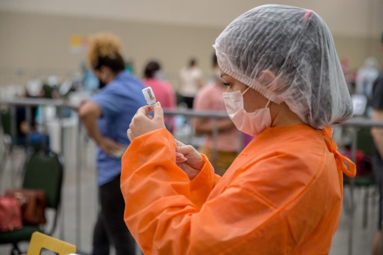 Vacinadora aplicando vacina contra a covid