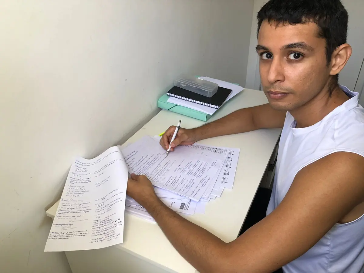 samulo mendonça em mesa de estudos