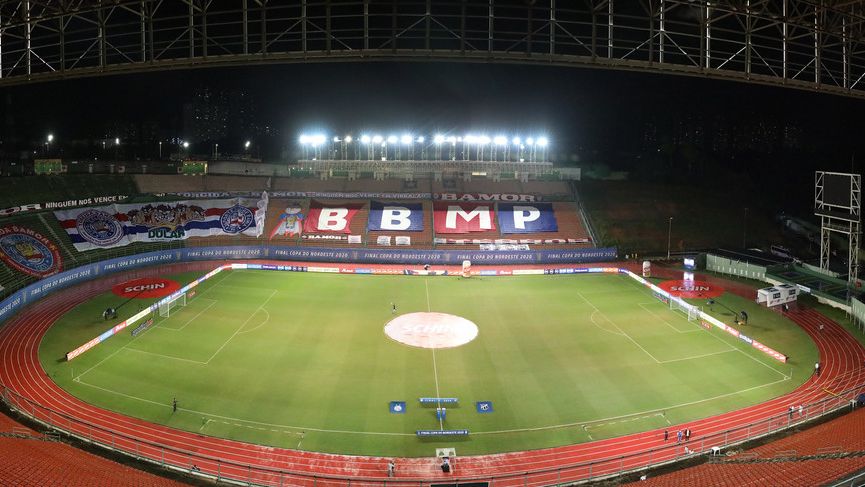 Imagem aberta e noturna do estádio de Pituaçu, na Bahia
