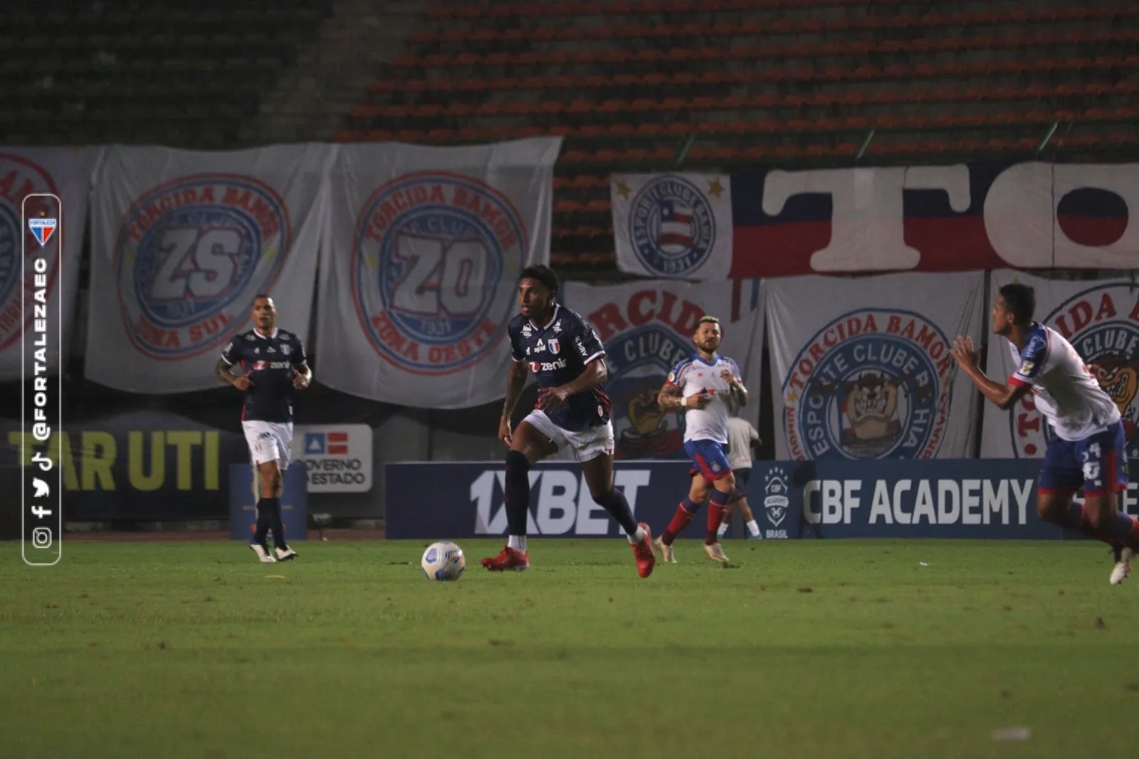 O Fortaleza enfrentou o Bahia no estádio Pituaçu, em Salvador