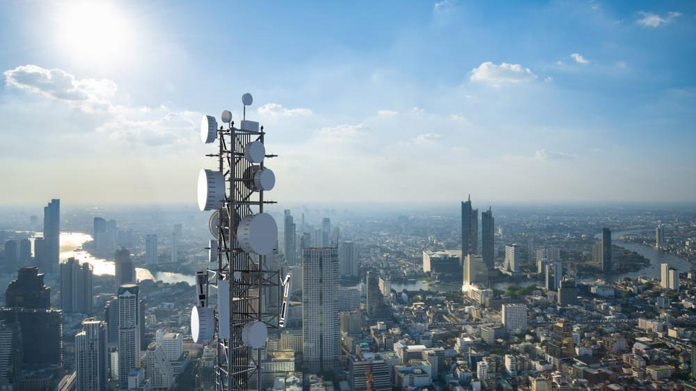 Vista aérea de cidade exibindo antena de 5G