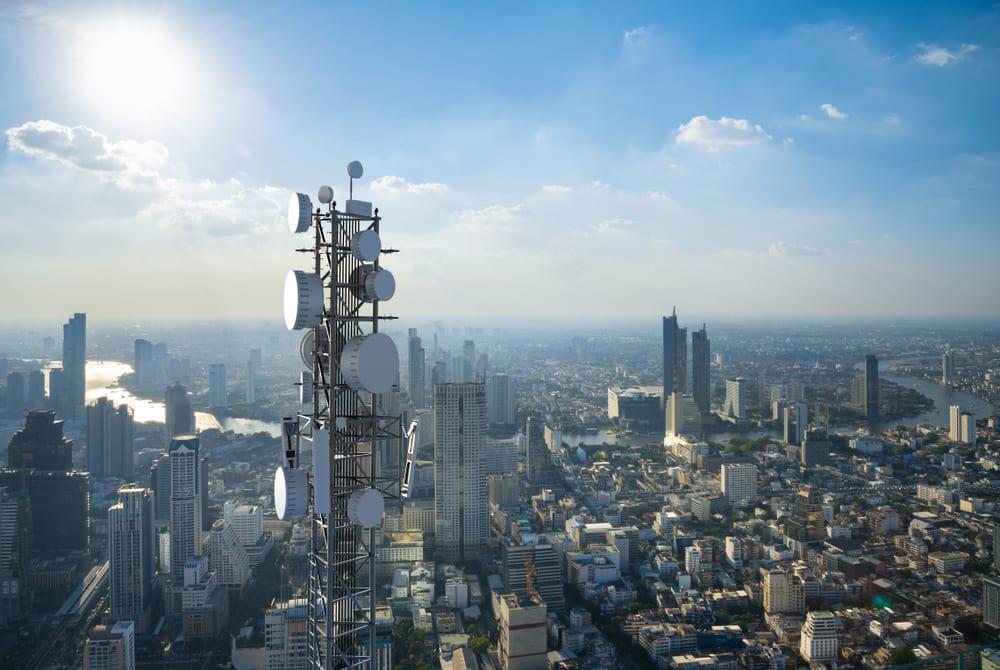 Vista aérea de cidade exibindo antena de 5G