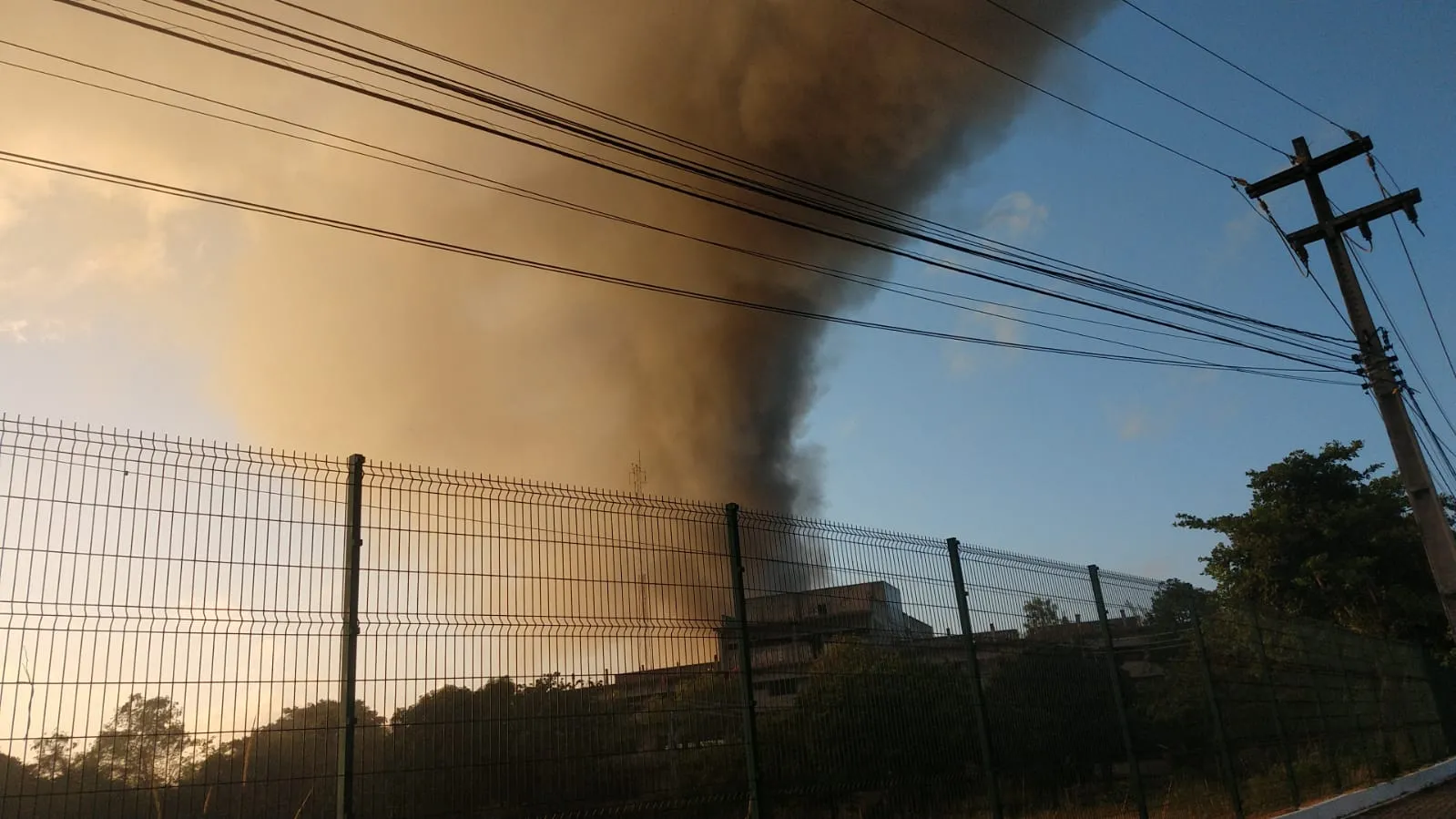 Intensa fumaça tomou conta do entorno da sede do TJCE