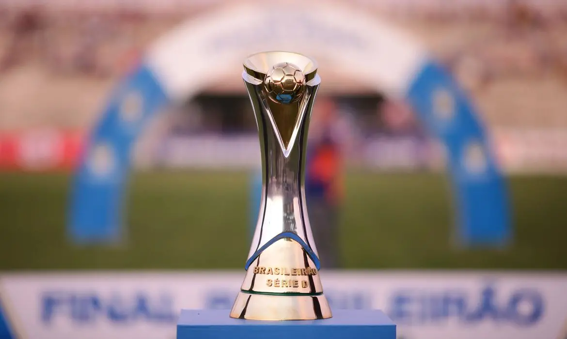 Imagem aberta da taça de campeão da Série D