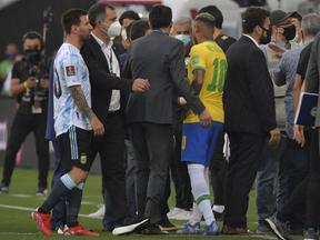 Brasil e Argentina em campo após a paralisação do jogo