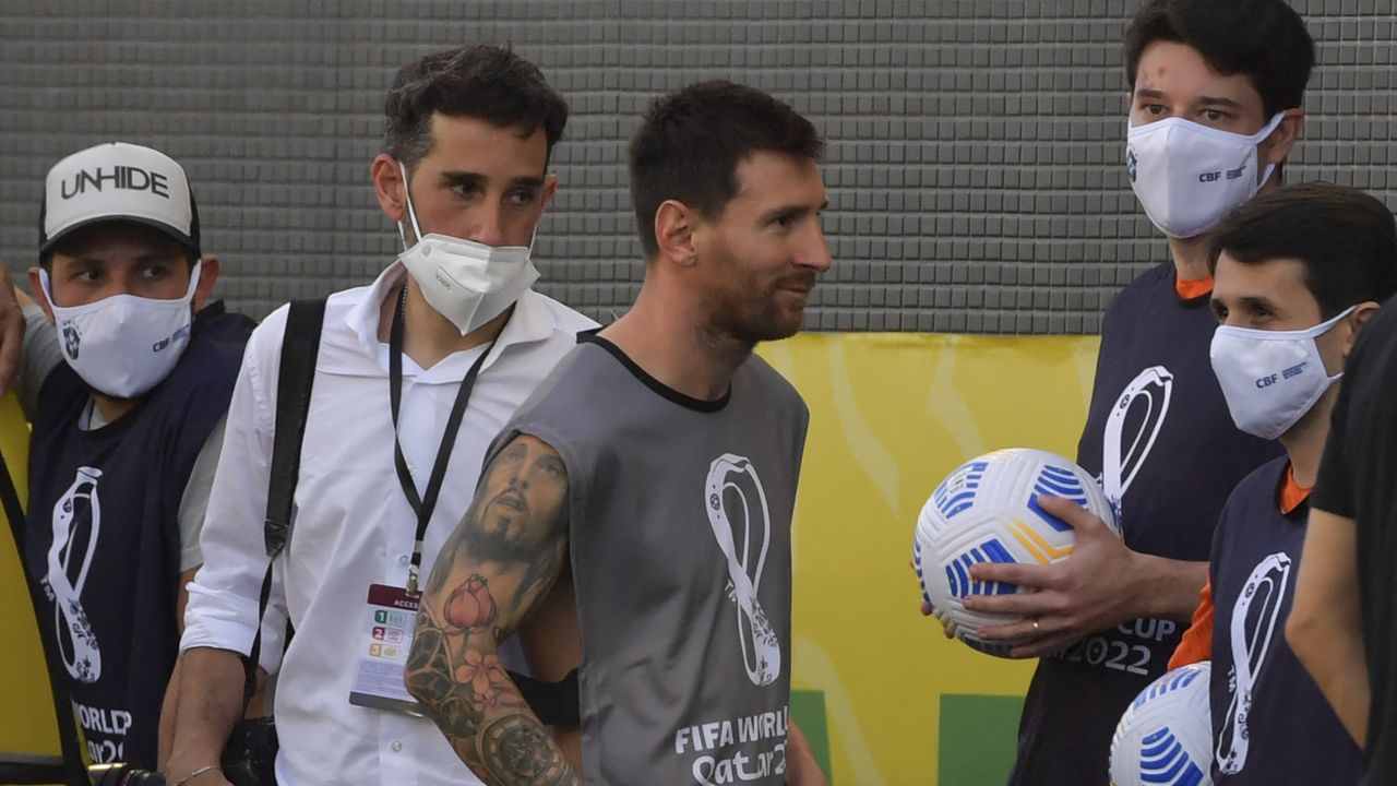 Messi e demais jogadores argentinos aguardaram vários minutos no campo de jogo