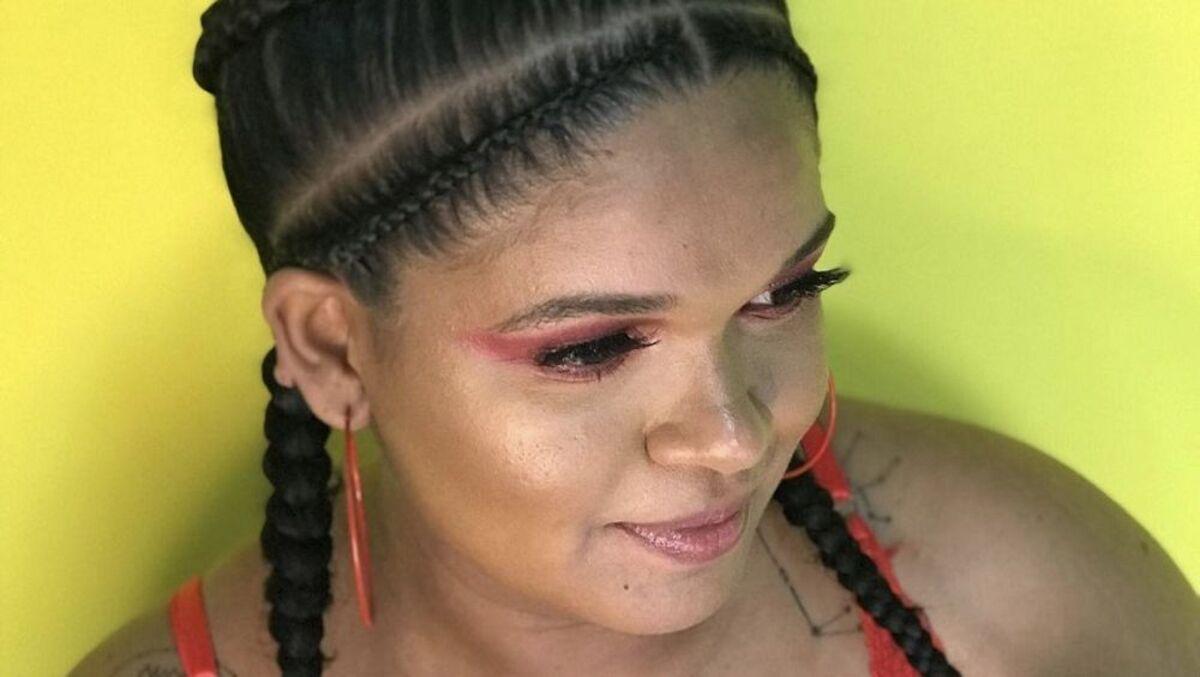 Mulher com o penteado trança boxeadora