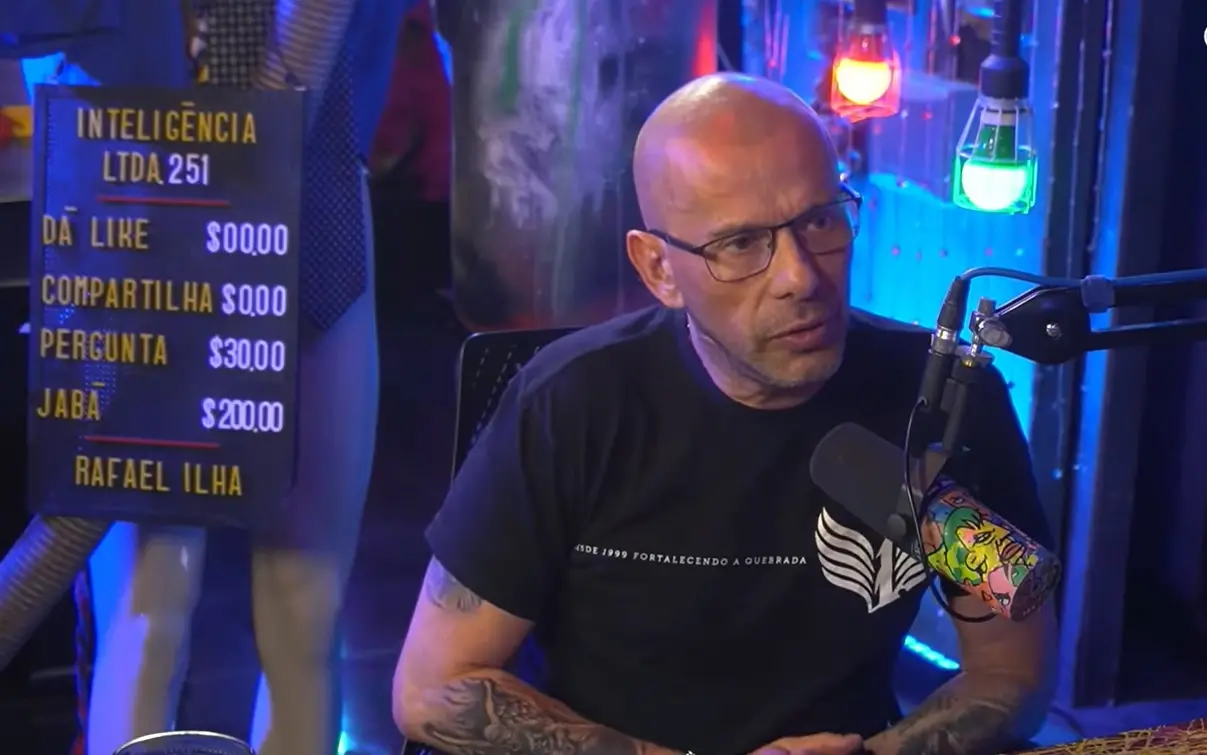 Ator Rafael Ilha durante entrevista ao  podcast 'Inteligência Ltda'