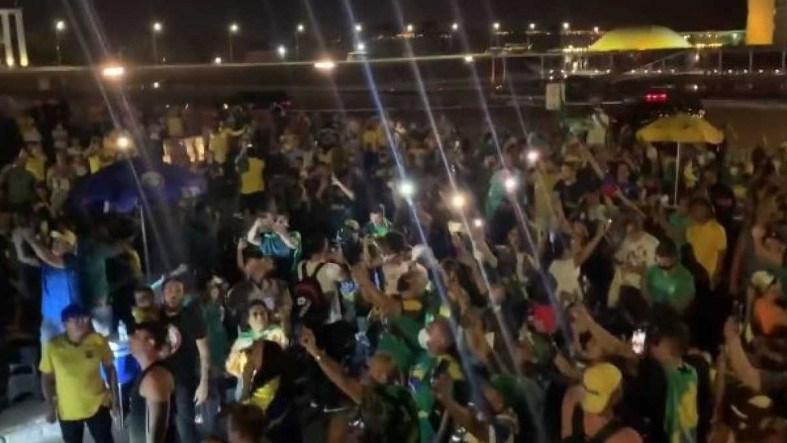 Apoiadores de Bolsonaro invadem Esplanada dos Ministérios em Brasília