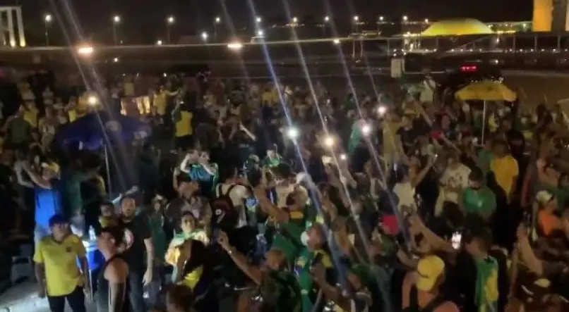 Apoiadores de Bolsonaro invadem Esplanada dos Ministérios em Brasília