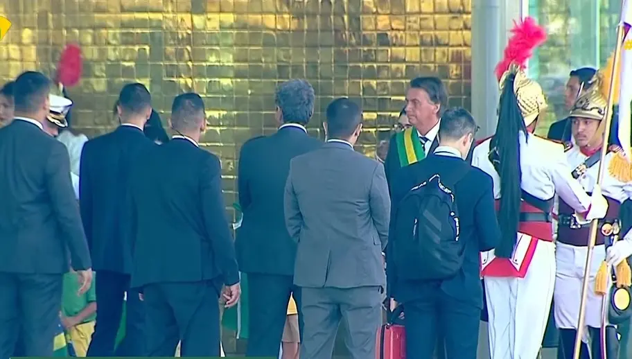 Jair Bolsonaro ao lado de apoiadores em Brasília