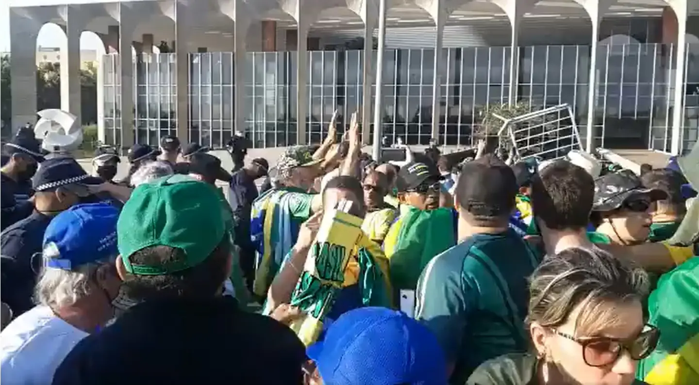 Manifestantes na frente do Itamaraty