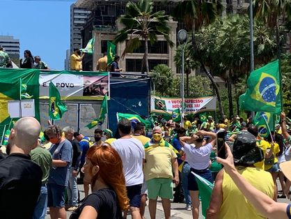Apoiadores do presidente Jair Bolsonaro na Praça Portugal em Fortaleza