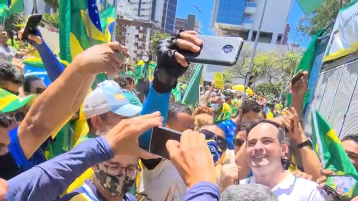 Capitão Wagner em meio a apoiadores do presidente Jair Bolsonaro
