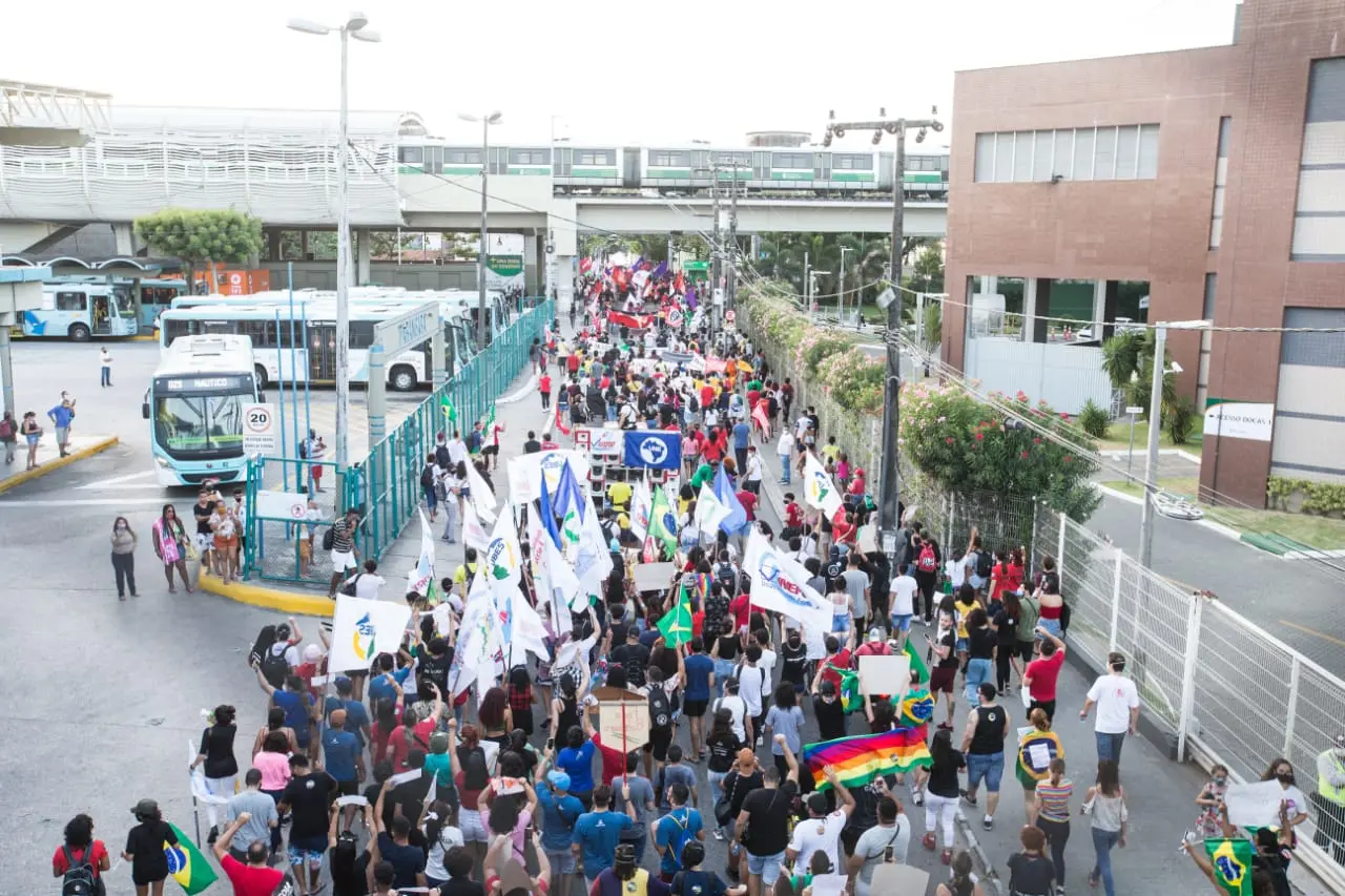 manifestantes ao lado do terminal da parangaba, em fortaleza