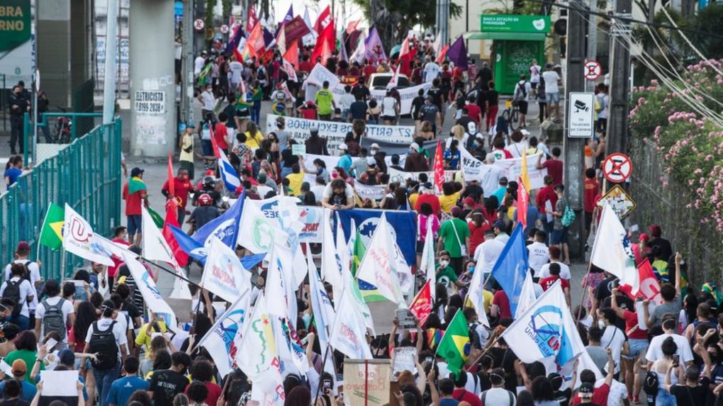 Manifestantes contrários a Bolsonaro em passeata em Fortaleza