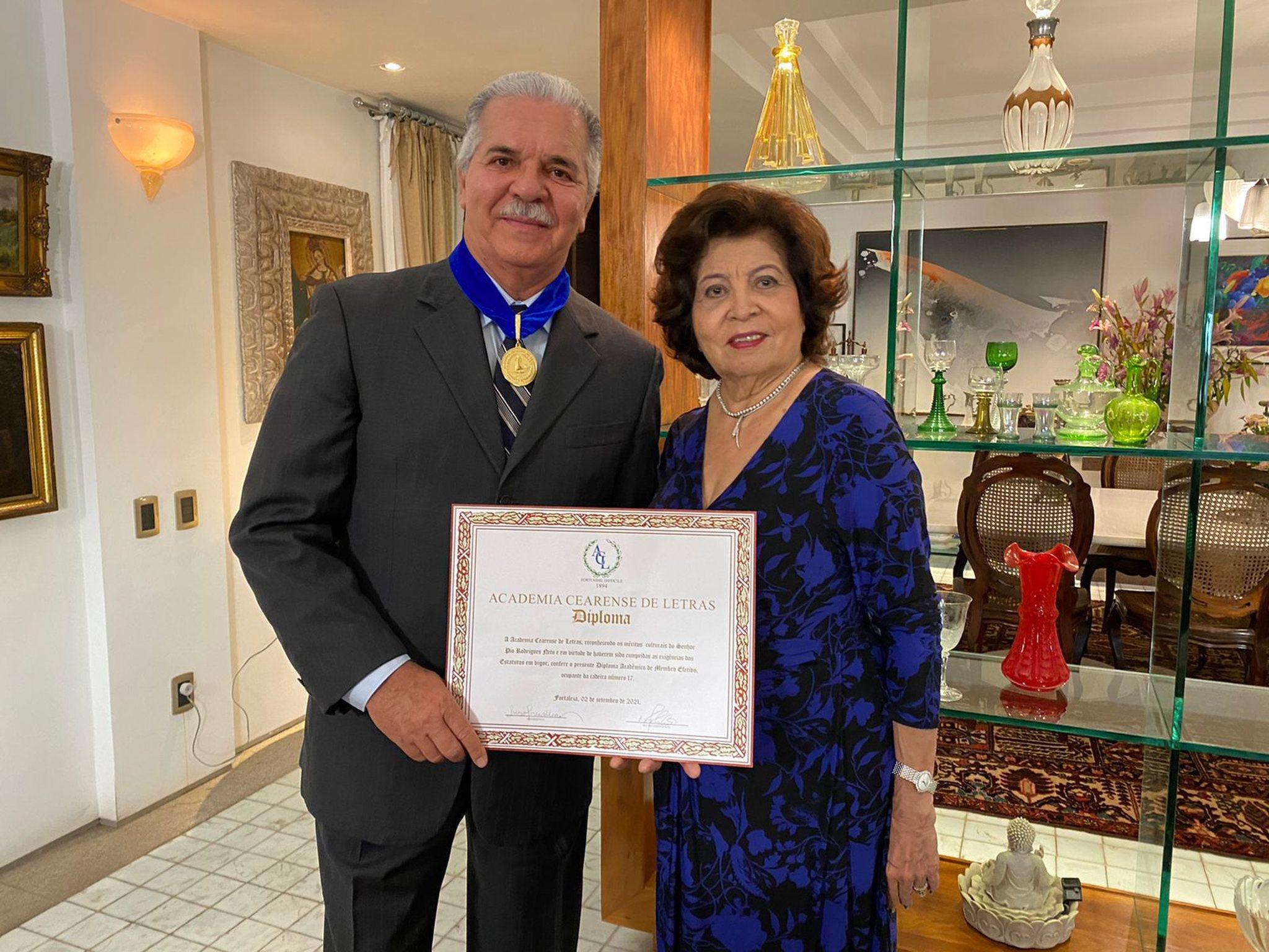 O momento de entrega do colar acadêmico ao novo imortal da casa maior da literatura cearense se tornou ainda mais especial pelo fato de ter sido efetuado pela mãe do escritor, Edyr Rolim.