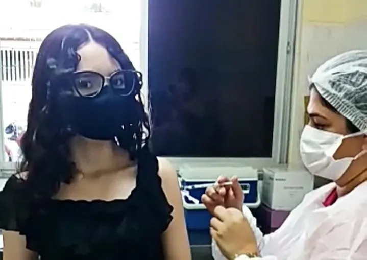 A estudante Laiza, de 16 anos, foi uma das primeiras adolescentes vacinadas em Fortaleza