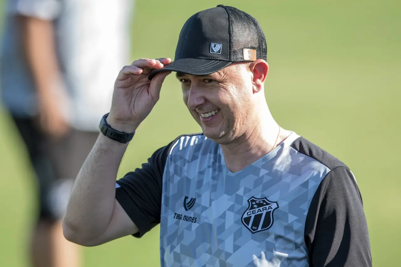 Tiago Nunes com boné na cabeça