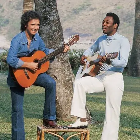 Pelé postou foto em momento com Roberto Carlos na década de 1980