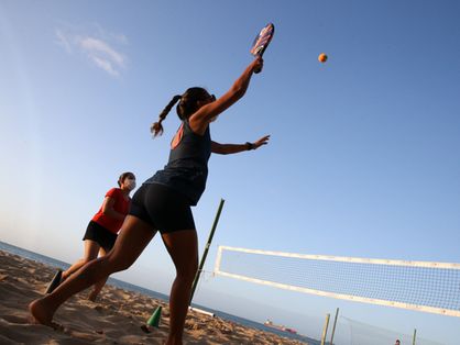 Beach tennis sendo jogado na Av. Beira-Mar