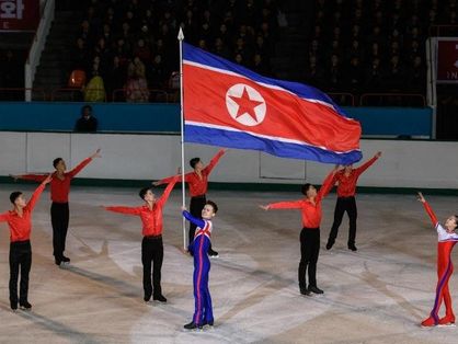 Atletas da Coreia do Norte exibem bandeira do país