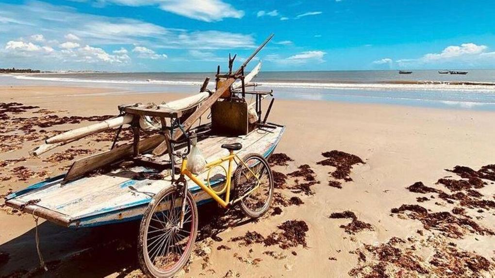 Praia de Flecheiras fica localizada no litoral oeste do Ceará, a 140 quilômetros de Fortaleza