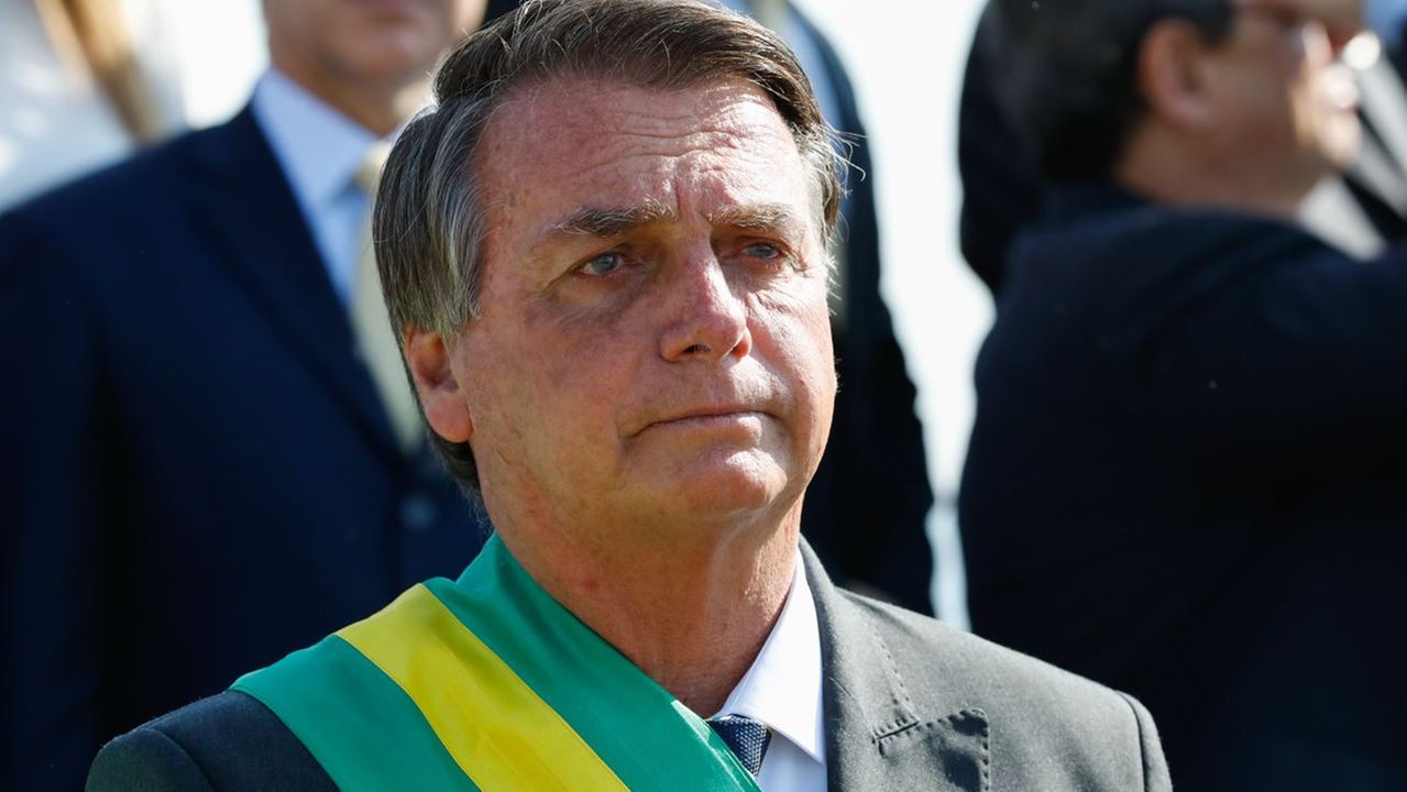 Jair Bolsonaro com faixa presidencial no ombro durante Sete de Setembro