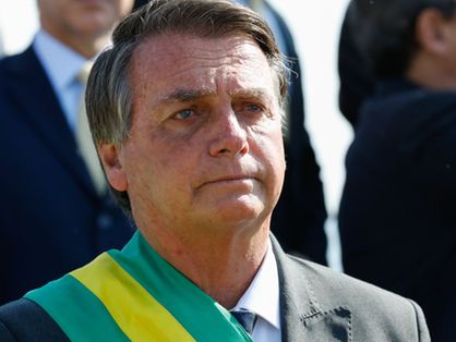 Jair Bolsonaro com faixa presidencial no ombro durante Sete de Setembro