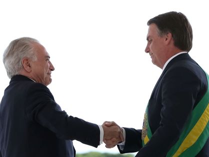 Michel Temer e Jair Bolsonaro apertando as mãos durante posse presidencial de Bolsonaro