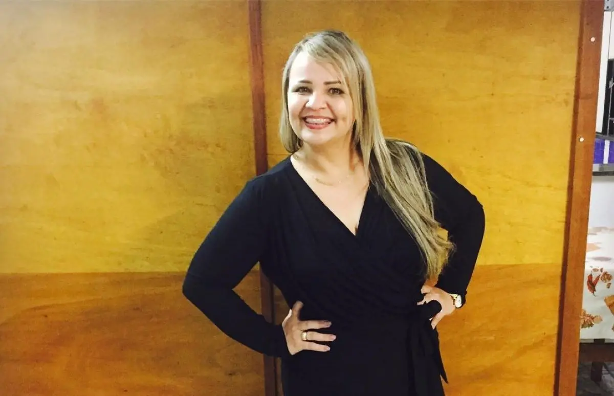 Cantora gospel Amanda Ferrari de vestido preto