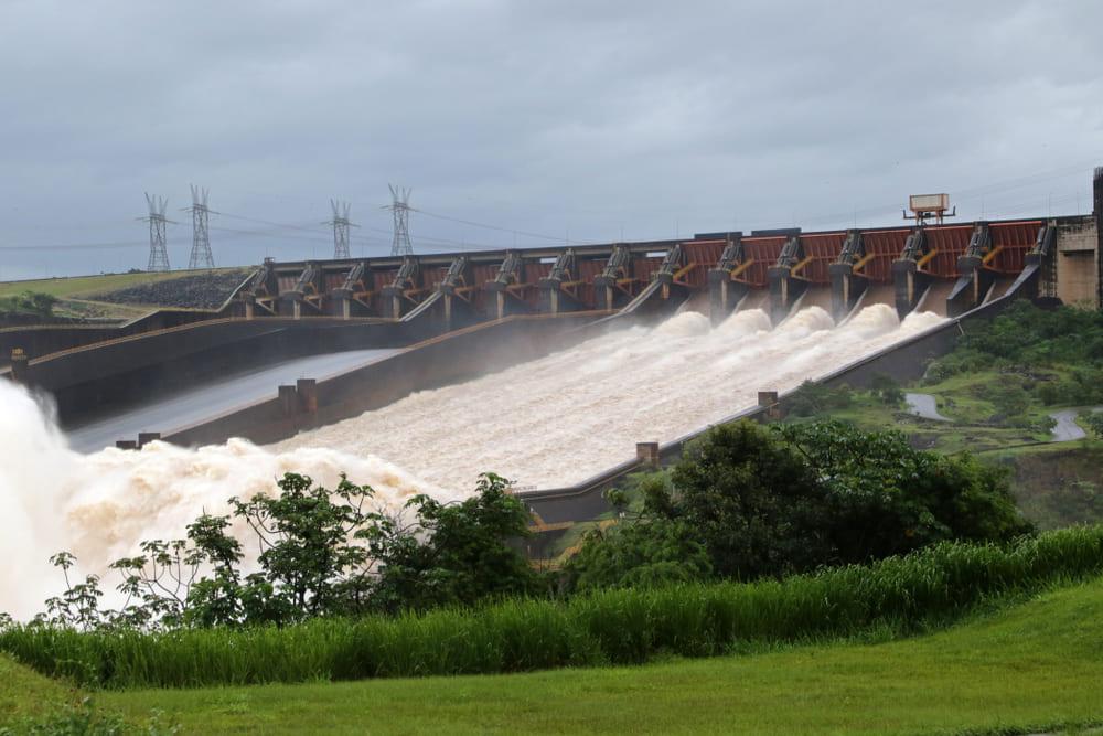 hidrelétrica de itaipu vista a distância