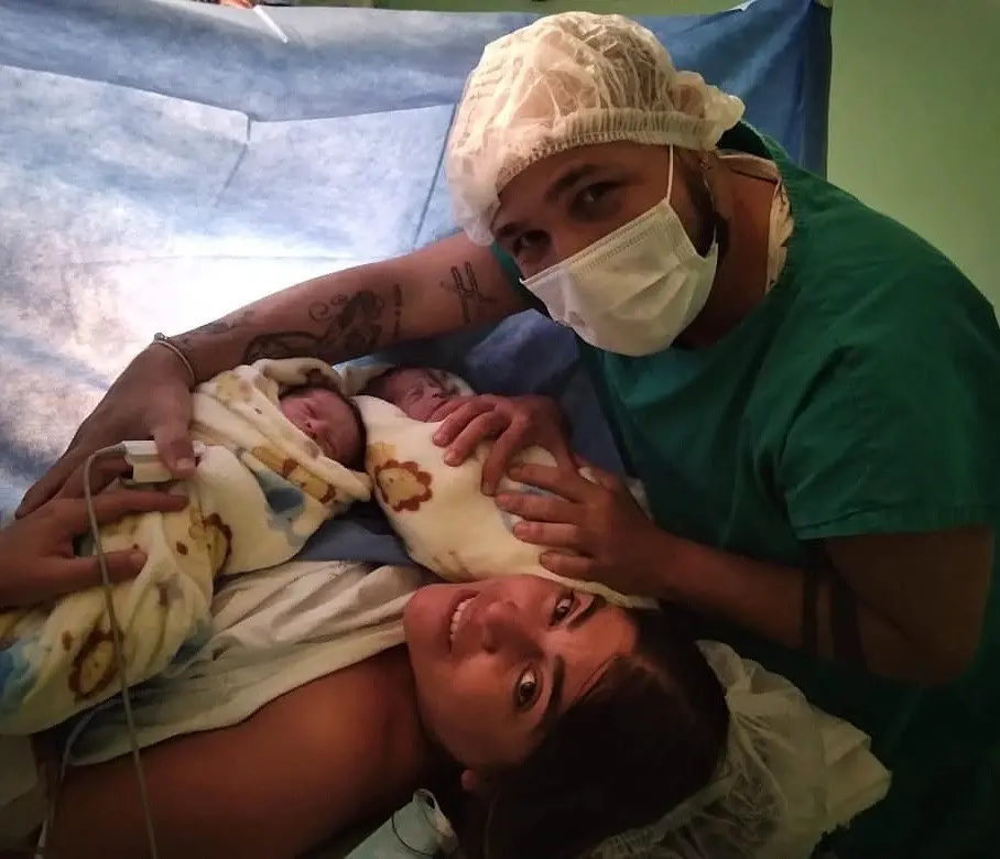 Marido de Raquel Pachedo, ex-Bruna Surfistinha, publica primeira foto das filhas gêmeas